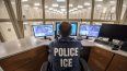 Un oficial de ICE monitorea un centro de detención en Buffalo, Nueva York.