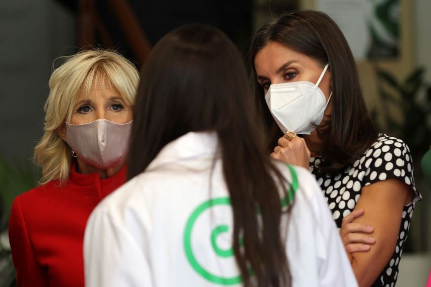 La primera dama estadounidense Jill Biden, izquierda, y la reina Letizia de España, derecha, visitan la Asociación Española Contra el Cáncer, el lunes 27 de junio de 2022, en Madrid. &nbsp;