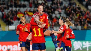La española Jennifer Hermoso salta a los brazos de su compañera Alexia Putellas en la celebración del segundo gol de España en el partido del Grupo C del Mundial femenino contra Zambia, en Eden Park, Auckland, Nueva Zelanda, el 26 de julio de 2023.