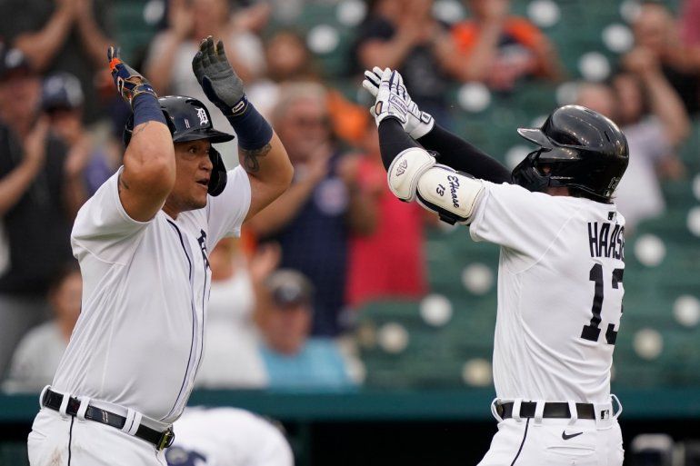 El venezolano Miguel Cabrera de los Tigres de Detroit, a la izquierda, saluda a su compañero de equipo Eric Haase