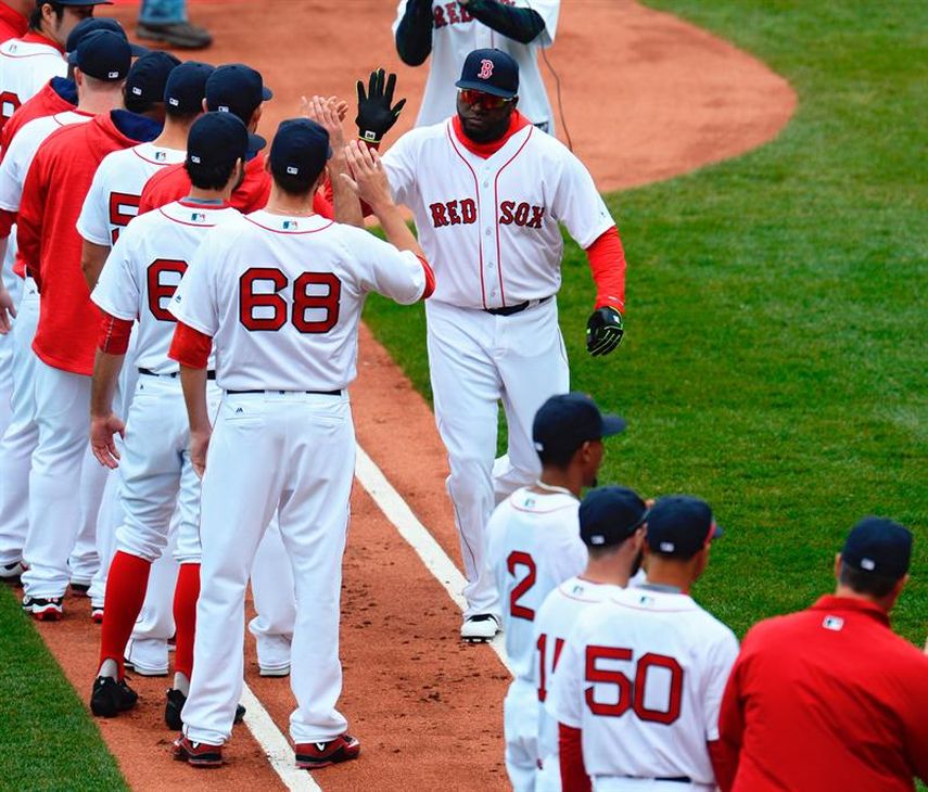David Ortiz (c) de Medias Rojas saluda a sus compañeros antes de las acciones ante Orioles, el lunes 11 de abril de 2016, en un juego de la MLB en el Fenway Park de Boston, Massachusetts (EE.UU.). (EFE/CJ GUNTHER)