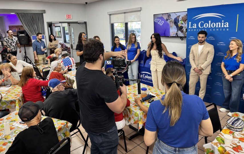 Entrega de almuerzos por Acción de Gracias, evento organizado por La Colonia Medical Center y De Hostos Senior Center.