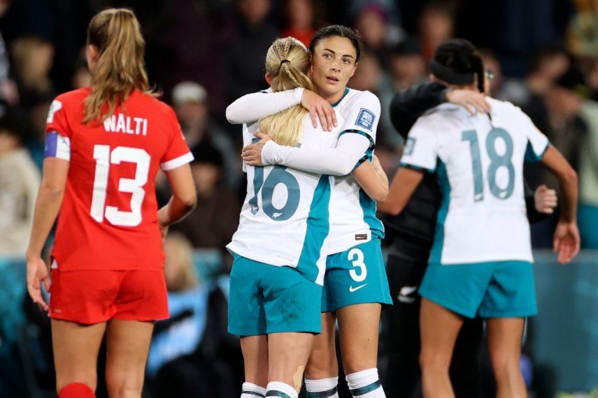 Las neozelandesas Claudia Bunge (derecha) y Jacqui Hand se abrazan tras el empate 0-0 contra Suiza en el Mundial femenino, el domingo 30 de julio de 2023, en Dunedin, Nueva Zelanda.&nbsp;