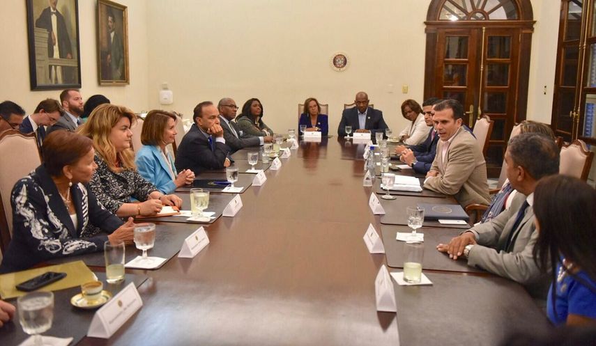 El gobernador de Puerto Rico, Ricardo Rosselló (3ro der.) participa en la reunión con la delegación de congresistas demócratas encabezada por Nancy Pelosi (3ra izq.).