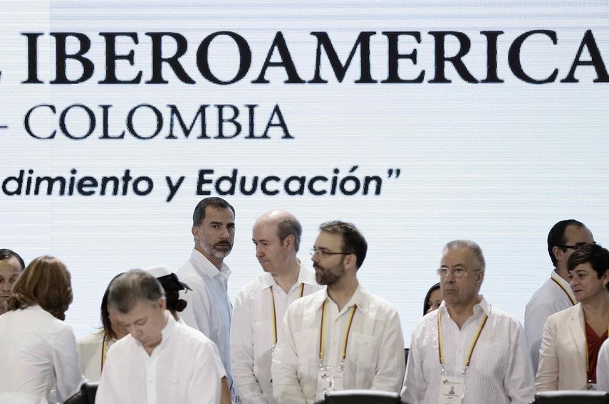 Llegan ustedes (...) a un país que trabaja por un mejor futuro, que cree en la democracia y las instituciones republicanas, y que se aferra a la esperanza de la paz, dijo Santos a los jefes de Estado y de Gobierno asistentes