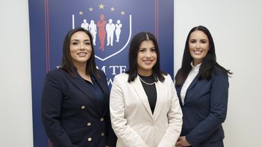 Tres profesionales del derecho enfocadas en la protección de personas lesionadas.
