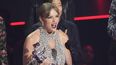 Taylor Swift acepta el premio a video del año por All Too Well, en su versión de 10 minutos, en la gala de los MTV Video Music Awards en el Prudential Center el domingo 28 de agosto de 2022 en Newark, Nueva Jersey.