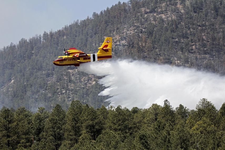 Enorme incendio avanza en el estado de Nuevo México en EEUU