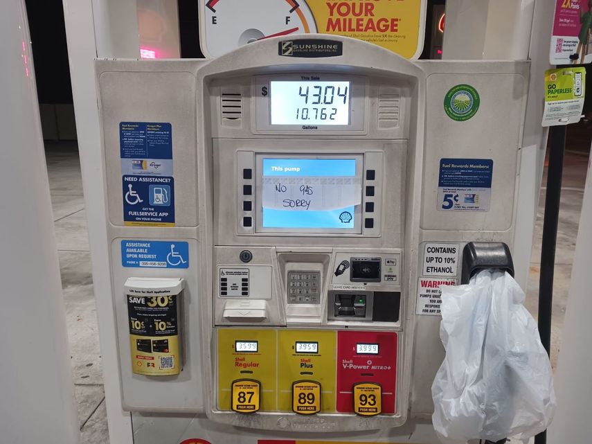 Varias gasolineras en Miami no están expendiendo gasolina regular y especial. La causa sería las inundaciones en Broward.