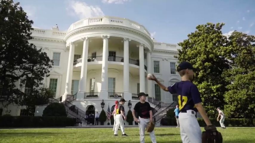 El&nbsp;presidente&nbsp;Donald&nbsp;Trump&nbsp;y el excerrador paname&ntilde;o&nbsp;Mariano&nbsp;Rivera&nbsp;se reunieron junto a un grupo de peloteros de peque&ntilde;as ligas que estaban haci&eacute;ndose tiradas&nbsp;en la Casa Blanca.