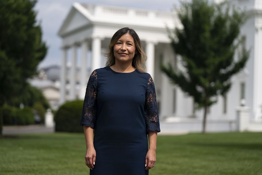 Julie Chávez Rodríguez, directora de asuntos intergubernamentales de la Casa Blanca, frente a la Casa Blanca en Washington. &nbsp;