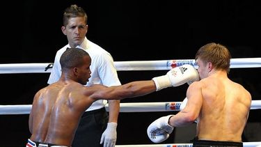 El cubano Roniel Iglesias (iz.) ante el azerbaiyano Yauheni Ramashkevich (der.) en pelea del 28 de febrero. (EFE)