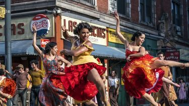 En esta imagen proporcionada por 20th Century Studios, de izquierda a derecha, Ilda Mason como Luz, Ariana DeBose como Anita, y Ana Isabelle como Rosalia en la nueva West Side Story de Steven Spielberg. La producción ganó Mejor película musical o de comedia en los Globos de Oro 2022.