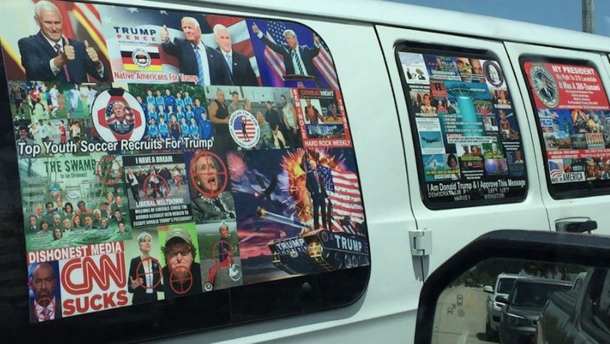 La camioneta de Cesar Sayoc Jr. presenta numerosas pegatinas relacionadas con tendencias republicanas. 