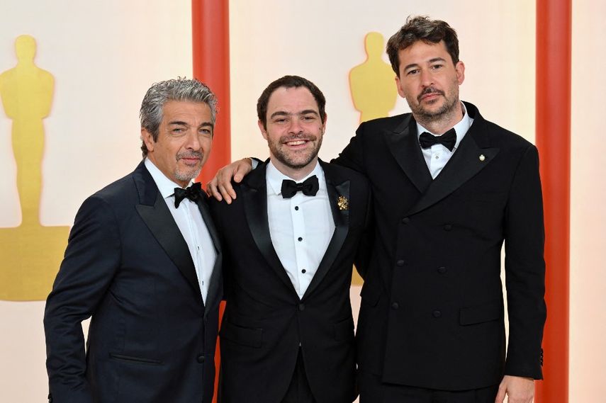 El director argentino Santiago Mitre, y los actores Ricardo Darin y Juan Pedro Lanzani. Las estrellas asisten a la 95ª Entrega Anual de los Premios de la Academia en el Dolby Theatre de Hollywood, California, el 12 de marzo de 2023.