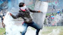 Un manifestante devuelve un bote de gas lacrimógeno durante los enfrentamientos con la policía en el centro de Quito, Ecuador, el viernes 24 de junio de 2022