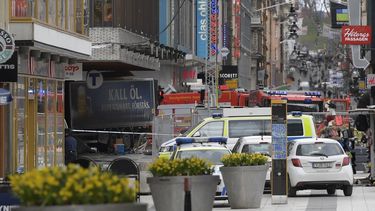 Vista de un camión que después de atropellar a varias personas se estrelló contra una tienda de la calle comercial de Drottninggatan en el centro de&nbsp;Estocolmo, Suecia, este 7 de abril de 2017.&nbsp;