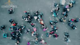 En las imágenes se observan a venezolanos de todas las edades, desde ancianos hasta niños