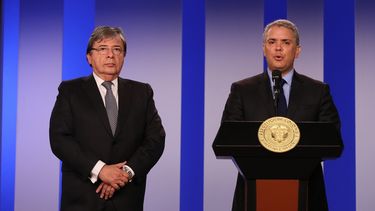 El presidente de Colombia, Iván Duque (der.), acompañado del ministro de Relaciones Exteriores de Colombia, Carlos Holmes Trujillo.