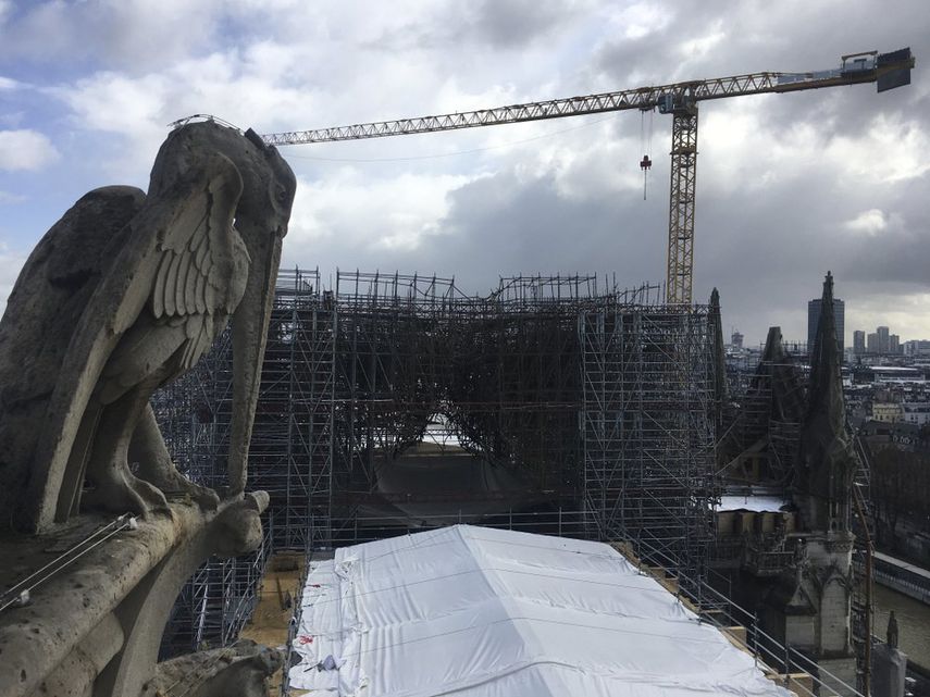 En esta foto tomada el 9 de marzo de 2020, una gárgola corona el techo cubierto de la Catedral de Notre Dame en París.