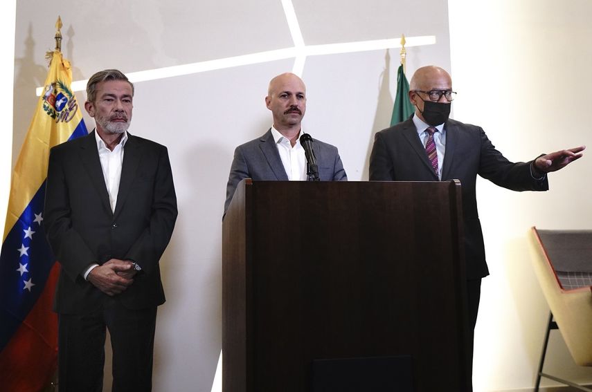 El diplomático noruego Dan Nylander, al centro, el delegado opositor venezolano Gerardo Blyde Pérez, izquierda, y el presidente de la Asamblea Nacional venezolana, Jorge Rodríguez, ofrecen una conferencia de prensa el lunes 27 de septiembre de 2021, en la Ciudad de México.&nbsp;