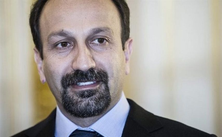 El director de cine iraní Asghar Farhadi pronuncia unas palabras al recibir la insignia de Caballero de las Artes y las Letras de Francia, en París. Se prevé la presencia de Farhadi en el Festival de Cannes este año. (EFE)