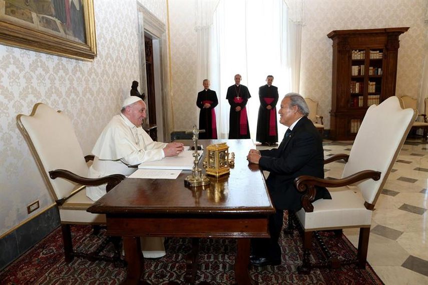 El papa Francisco (izda) recibe en audiencia privada al presidente electo de El Salvador, Salvador Sánchez Ceren (dcha). Foto: EFE