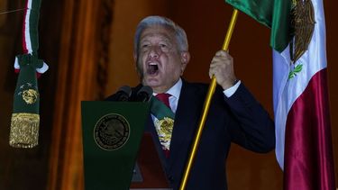 El presidente mexicano Andrés Manuel López Obrador da el grito anual para dar inicio a las celebraciones del Día de la Independencia desde el balcón del Palacio Nacional en la Ciudad de México, el jueves 15 de septiembre de 2022.