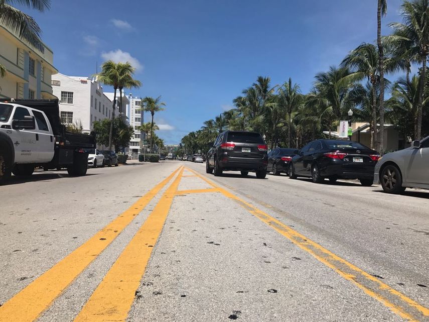 Por la siempre concurrida Ocean Drive, con sus bares y restaurantes, apenas transitaban un par de vehículos.