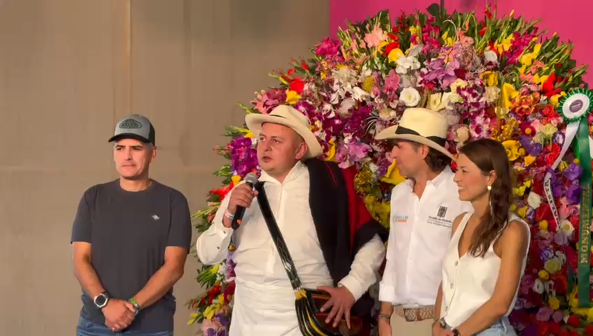 Habla el ganador Juan Pablo Sánchez. A su lado, el alcalde de Medellín, Federico Gutiérrez, y otras personas. Habla el ganador Juan Pablo Sánchez. A su lado, el alcalde de Medellín, Federico Gutiérrez, y otras personas.