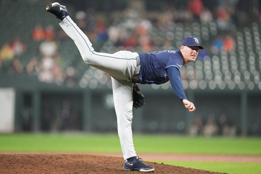 Pete Fairbanks, número 29 de los Rays de Tampa Bay, lanza en la novena entrada durante un partido de béisbol contra los Orioles de Baltimore en el Oriole Park de Camden Yards el 24 de septiembre de 2025 en Baltimore, Maryland.&nbsp;