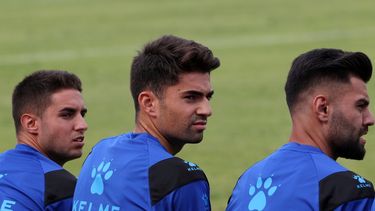 Enzo Zidane, centro del Alavés, espera con sus compañeros de equipo durante su partido amistoso de fútbol internacional contra Toulouse en San Juan de Luz, suroeste de Francia, el miércoles 19 de julio de 2017&nbsp;