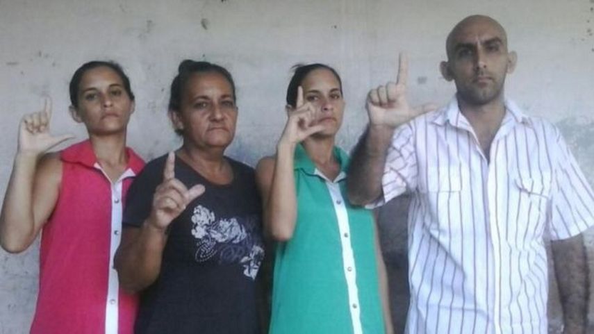 Las gemelas Anairis y Adairis Miranda Leyva y su hermano Fidel Batista Leyva, junto a su madre Maydolis Leyva Portelles, en una imagen de archivo.