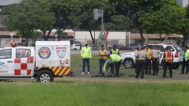 Las autoridades ecuatorianas de medicina legal tuvieron a su cargo el levantamiento de los cadáveres en el aeropuerto de Guayaquil, Ecuador.
