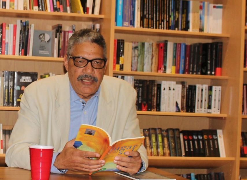 El laureado escritor y periodista dominicano Ren&eacute; Rodr&iacute;guez Soriano sol&iacute;a compartir con la comunidad hispana lecturas de sus obras en la Librer&iacute;a Altamira.