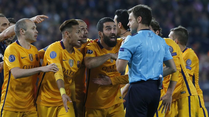 Los reclamos en grupo al árbitro podrían pasar a estar prohibidos si se aprueba la regla.