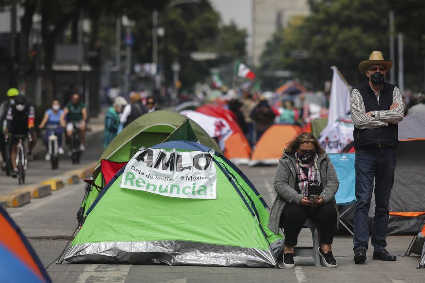 Manifestantes que exigen la renuncia del presidente mexicano Andr&eacute;s Manuel L&oacute;pez Obrador, com&uacute;nmente conocido por sus iniciales AMLO, acampan en la avenida Ju&aacute;rez de la Ciudad de M&eacute;xico.