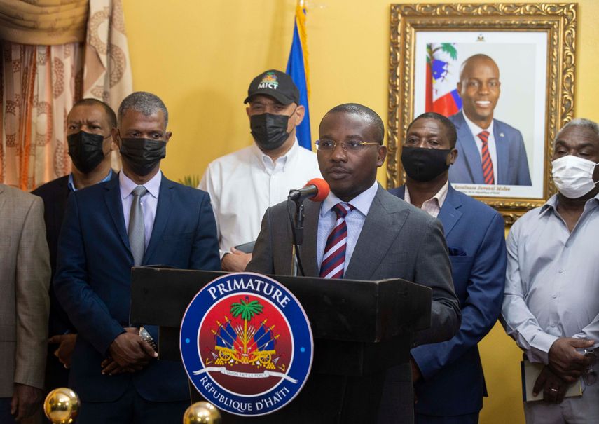El primer ministro interino Claude Joseph habla el jueves 8 de julio de 2021 en una conferencia de prensa en su residencia en Puerto Príncipe, Haití