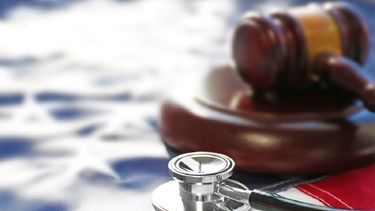 El estado con la tasa más baja de personas sin seguro es Massachussetts (2.5%) y la más alta, Texas (16.6%).