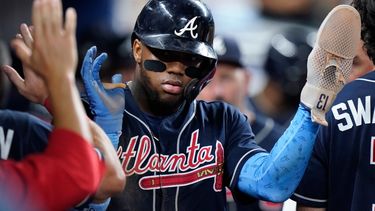 El venezolano Ronald Acuña Jr., de los Bravos de Atlanta, es felicitado por sus compañeros, tras anotar en un sencillo de Matt Olson ante los Marlins de Miami, en el segundo juego de una doble tanda disputada el sábado 13 de agosto de 2022&nbsp;