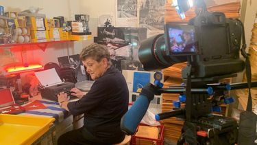 Acela Torres en su estudio en Miami. El documental Duende en la sombra sobre la vida y obra de la fotógrafa se estrena el 12 de enero, a las 7 pm, en el Miami Hispanic Cultural Arts Center.