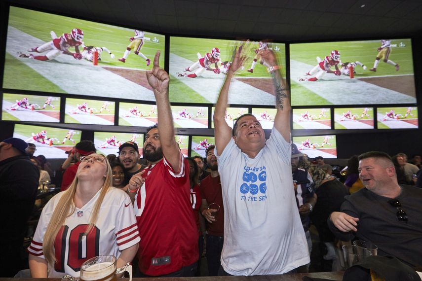 En esta foto del 2 de febrero de 2020, L&aacute;zaro Real Cruz, junto con otros fan&aacute;ticos, festeja luego que Damien Williams anota un touchdown en el Super Bowl LIV, frente a los 49ers de San Francisco. La imagen se tom&oacute; en el bar Toms Watch de Los &Aacute;ngeles&nbsp;