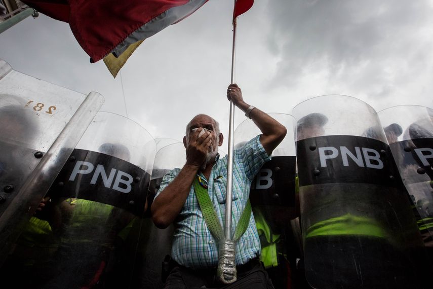 Manifestantes de la tercera edad fueron impedidos de llegar a la Defensoría del Pueblo por la &nbsp;Policía Nacional Bolivariana.&nbsp;