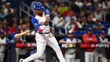El jugador de cuadro dominicano #41 Ramón Hernández golpea la pelota durante el partido de béisbol de la Serie del Caribe entre Venezuela y República Dominicana en LoanDepot Park en Miami, Florida, el 1 de febrero de 2024. &nbsp;