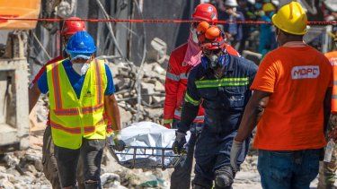 Equipos de rescate extraen cuerpo de uno de los fallecidos en la discoteca Jet Set, tras el derrumbe de su techo en Santo Domingo, el 8 de abril de 2025.