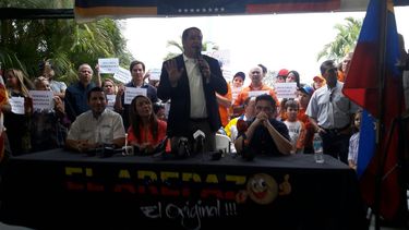 El diputado Luis Florido habla en Miami junto a Carlos Vecchio y otros líderes politicos venezolanos.&nbsp;