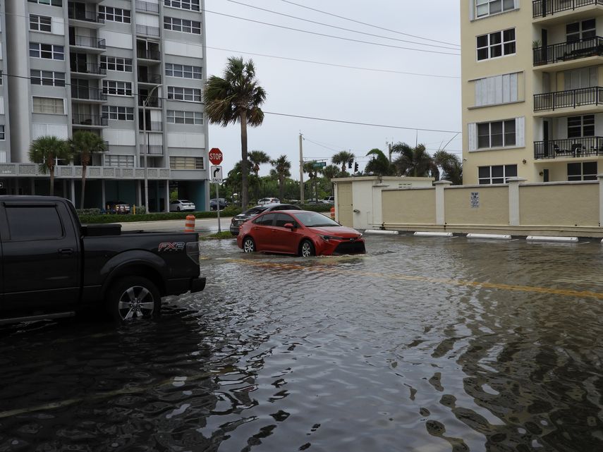 Marea alta inunda calles de Miami Beach.