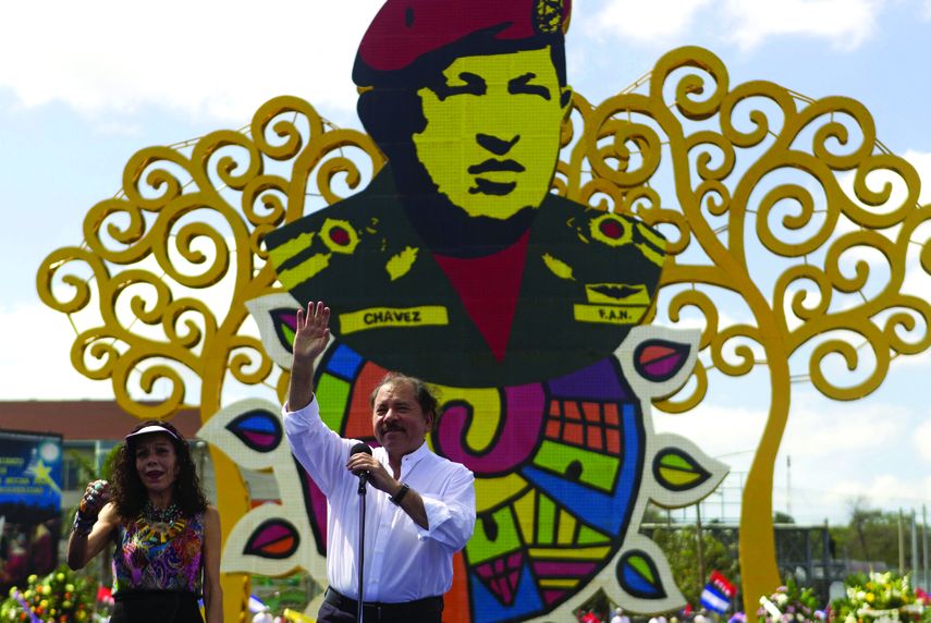 Daniel Ortega y Rosario Murillo en un acto político en un parque que lleva el nombre del fallecido presidente venezolano.