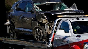 Un camión grúa se lleva lo que queda de la camioneta de Tiger Woods tras rodar por un barranco en Rancho Palos Verdes, en Los Ángeles, el 23 de febrero del 2021.