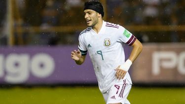 El delantero Raúl Jiménez celebra el gol anotado por México